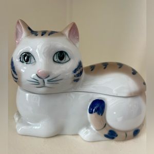 Beautiful porcelain cat . Top lifts off and in perfect pre owned condition.